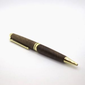 Handgemachter Kugelschreiber aus Walnussholz mit Gravur