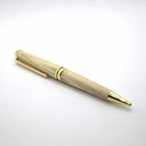 Handgemachter Kugelschreiber aus Eschenholz mit Gravur
